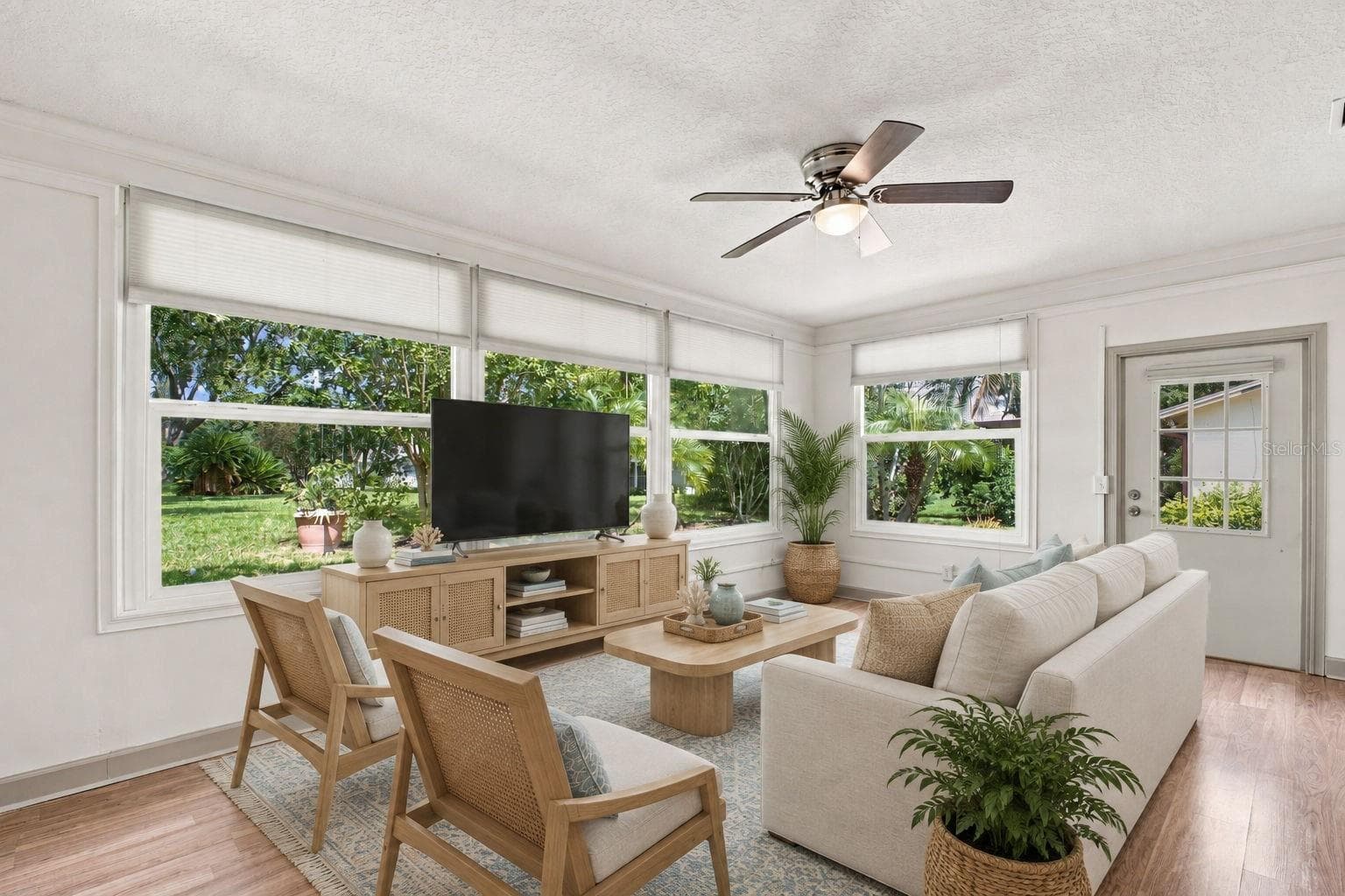 Peaceful Florida room with access to the side patio for outdoor furniture and grilling space~ - 2336 MALCOLM DR, PALM HARBOR