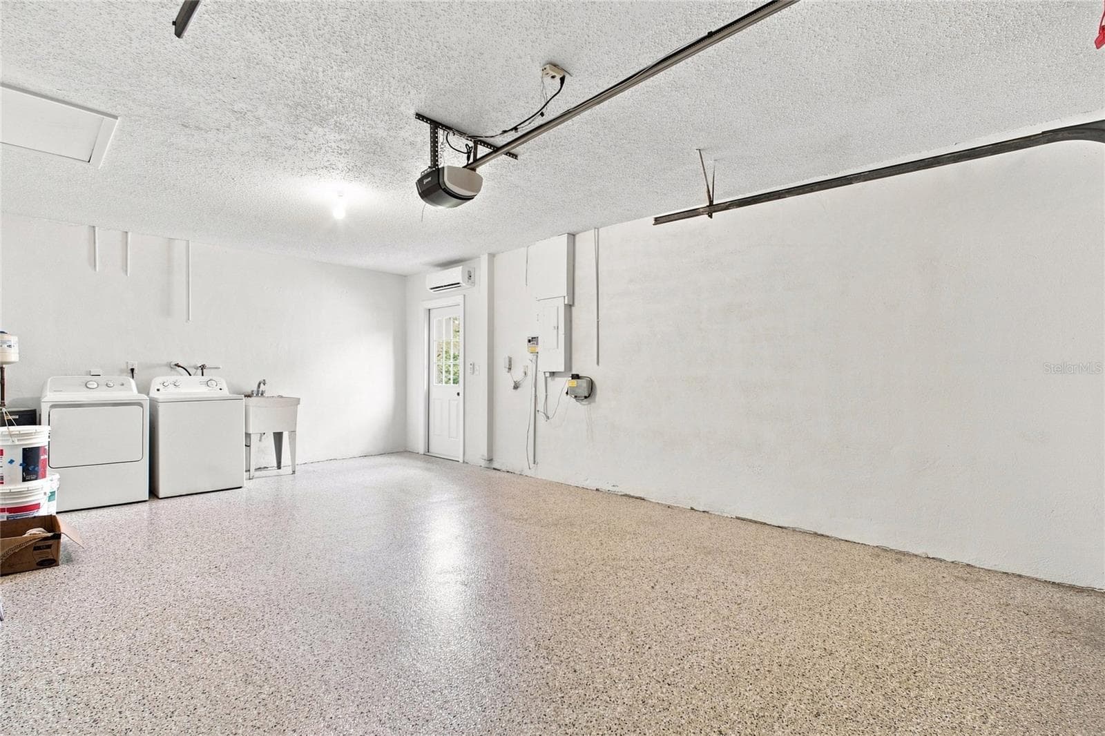 Big enough for your car & golf cart too~ - 2336 MALCOLM DR, PALM HARBOR