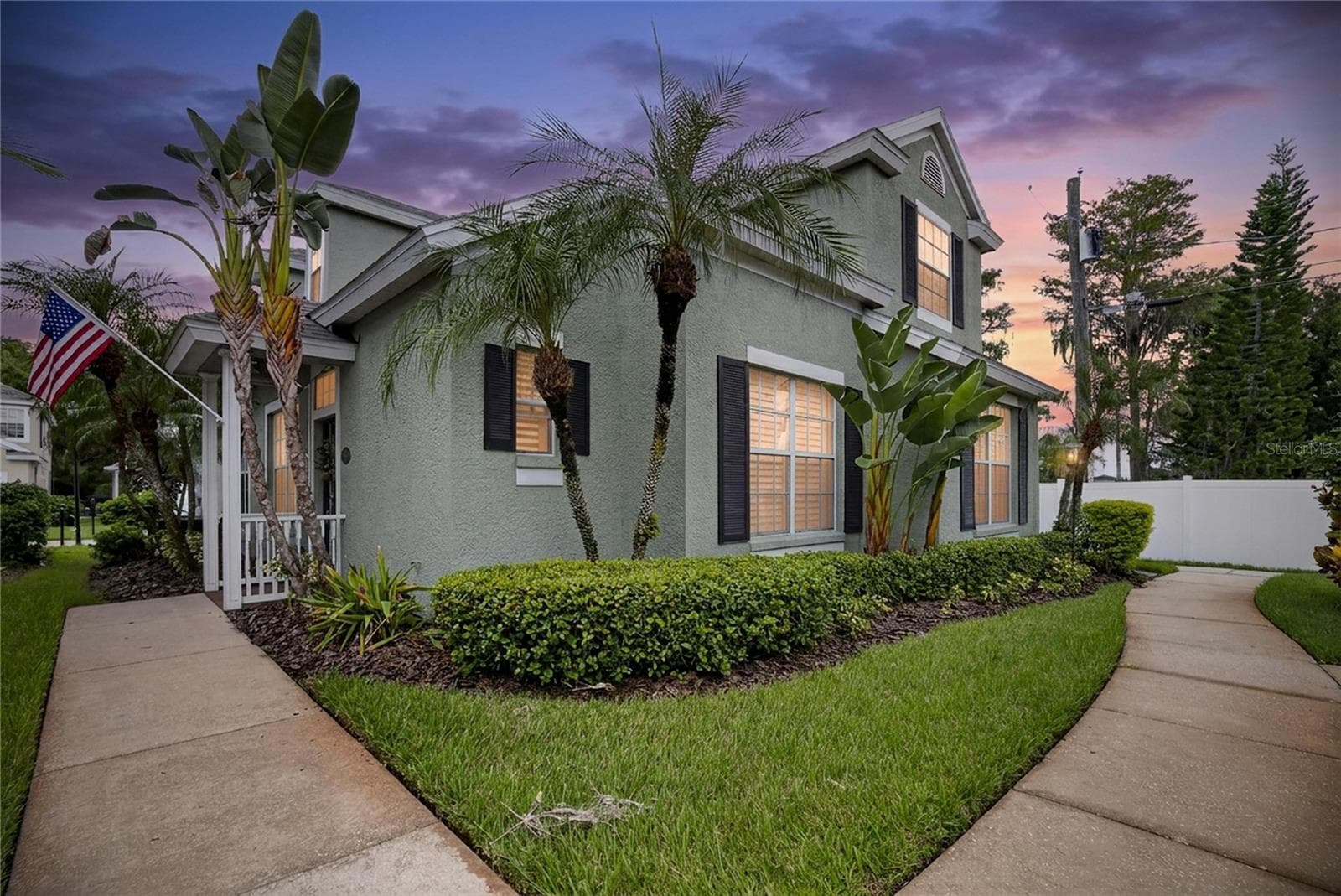 Neo-traditional architecture with classic charm and tropical Florida landscaping - 10807 SIERRA VISTA PL, TAMPA