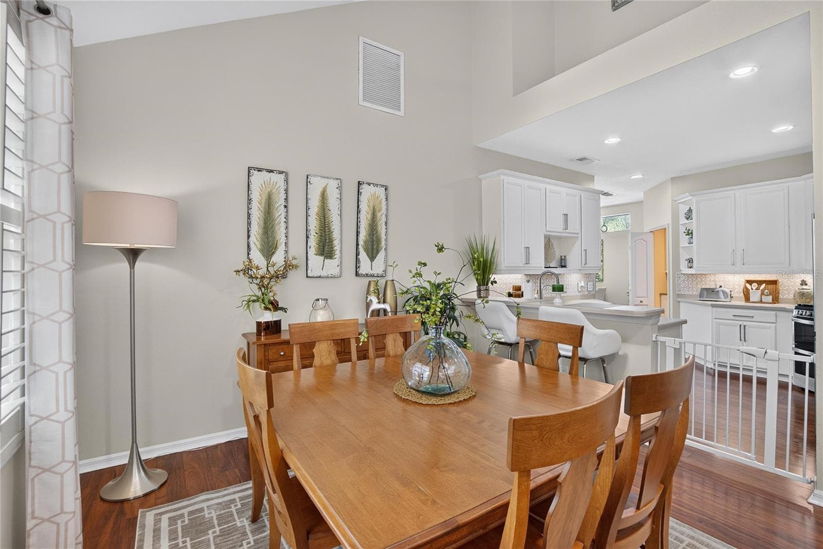 Dining area flows seamlessly into the kitchen and breakfast bar - 10807 SIERRA VISTA PL, TAMPA