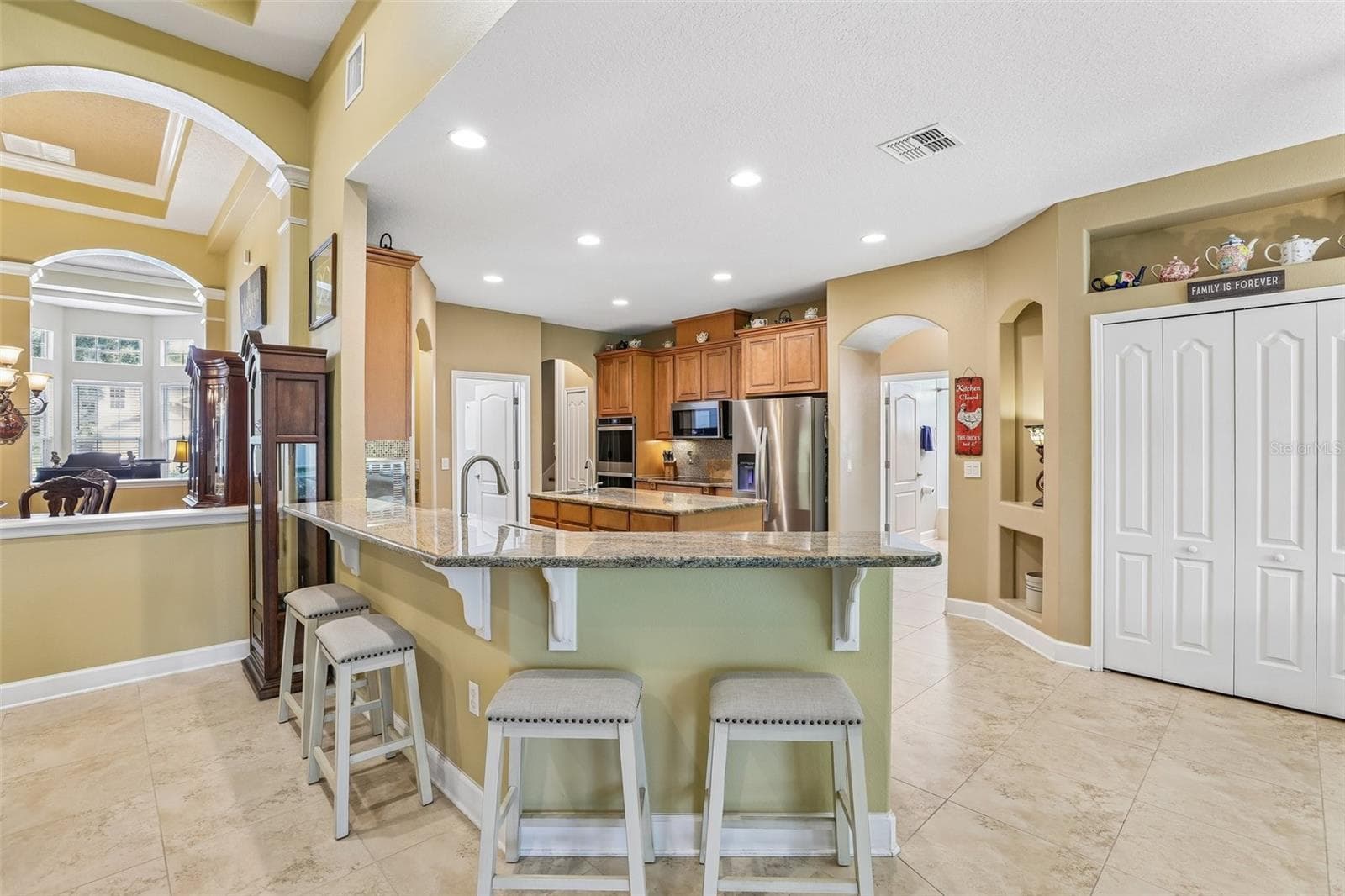 There is a seamless flow from formal to family spaces. - 2431 PONKAN SUMMIT DR, APOPKA