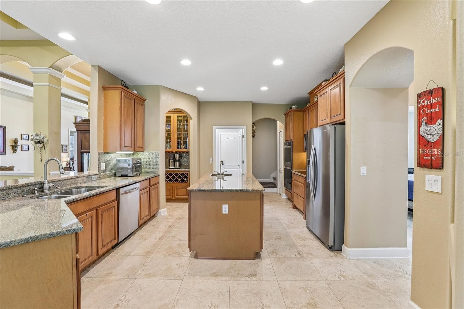 Large open kitchen has everything the home chef needs. - 2431 PONKAN SUMMIT DR, APOPKA