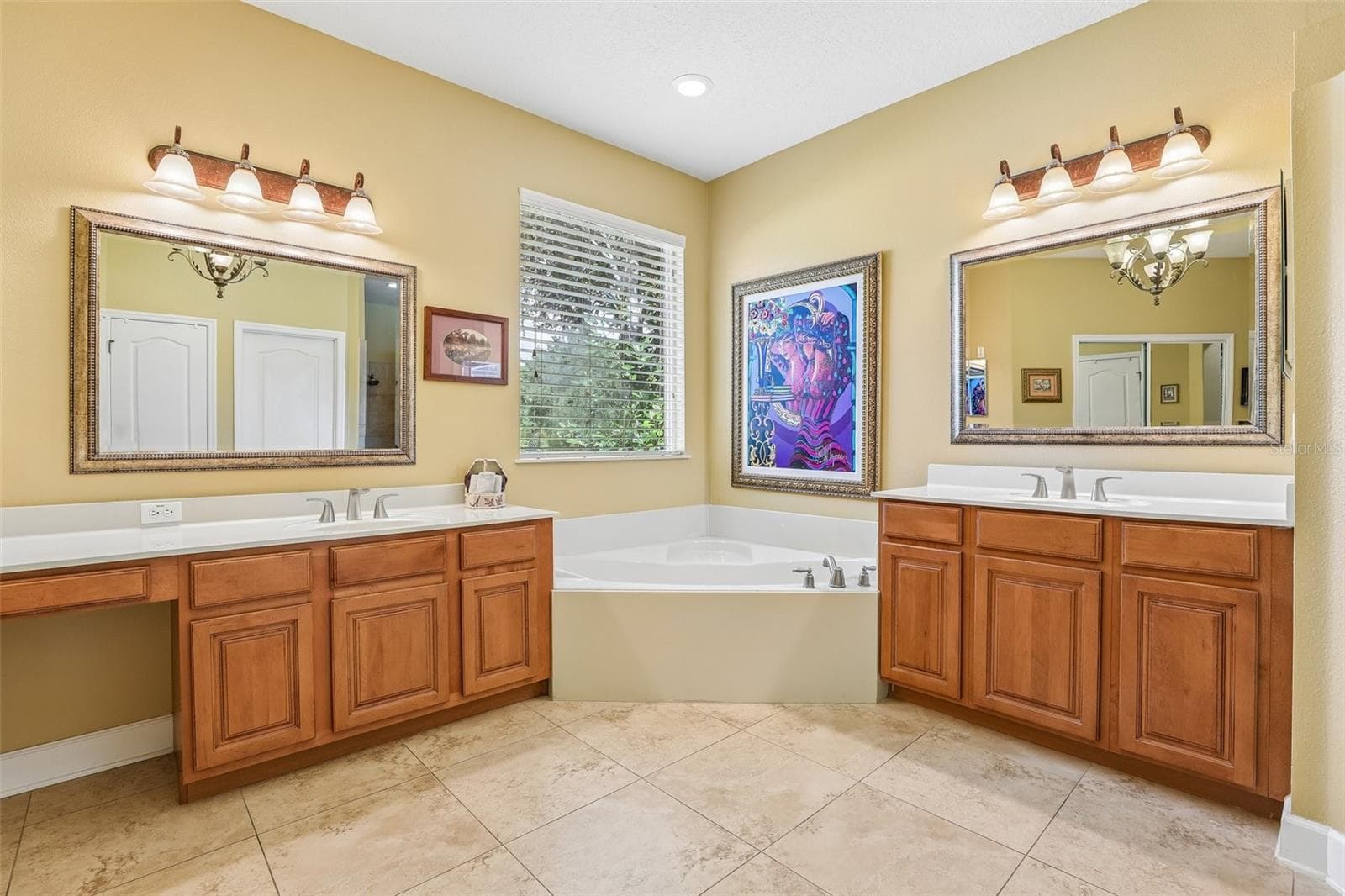 Primary en-suite bath. - 2431 PONKAN SUMMIT DR, APOPKA