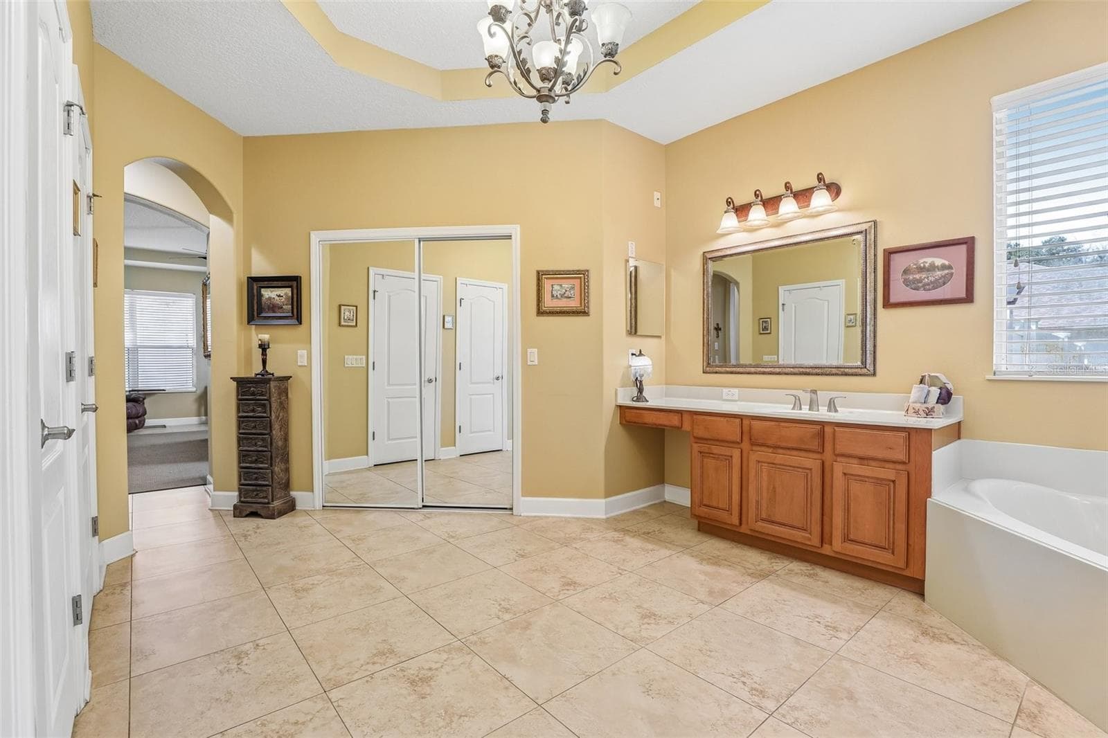 Primary en-suite bath. - 2431 PONKAN SUMMIT DR, APOPKA