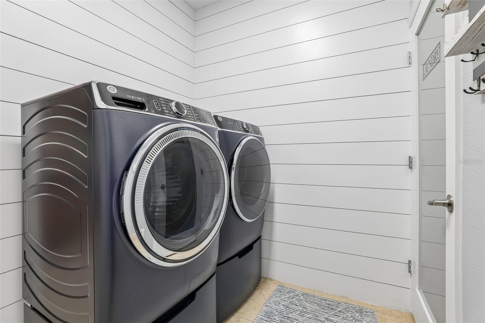 Main floor laundry room. - 2431 PONKAN SUMMIT DR, APOPKA