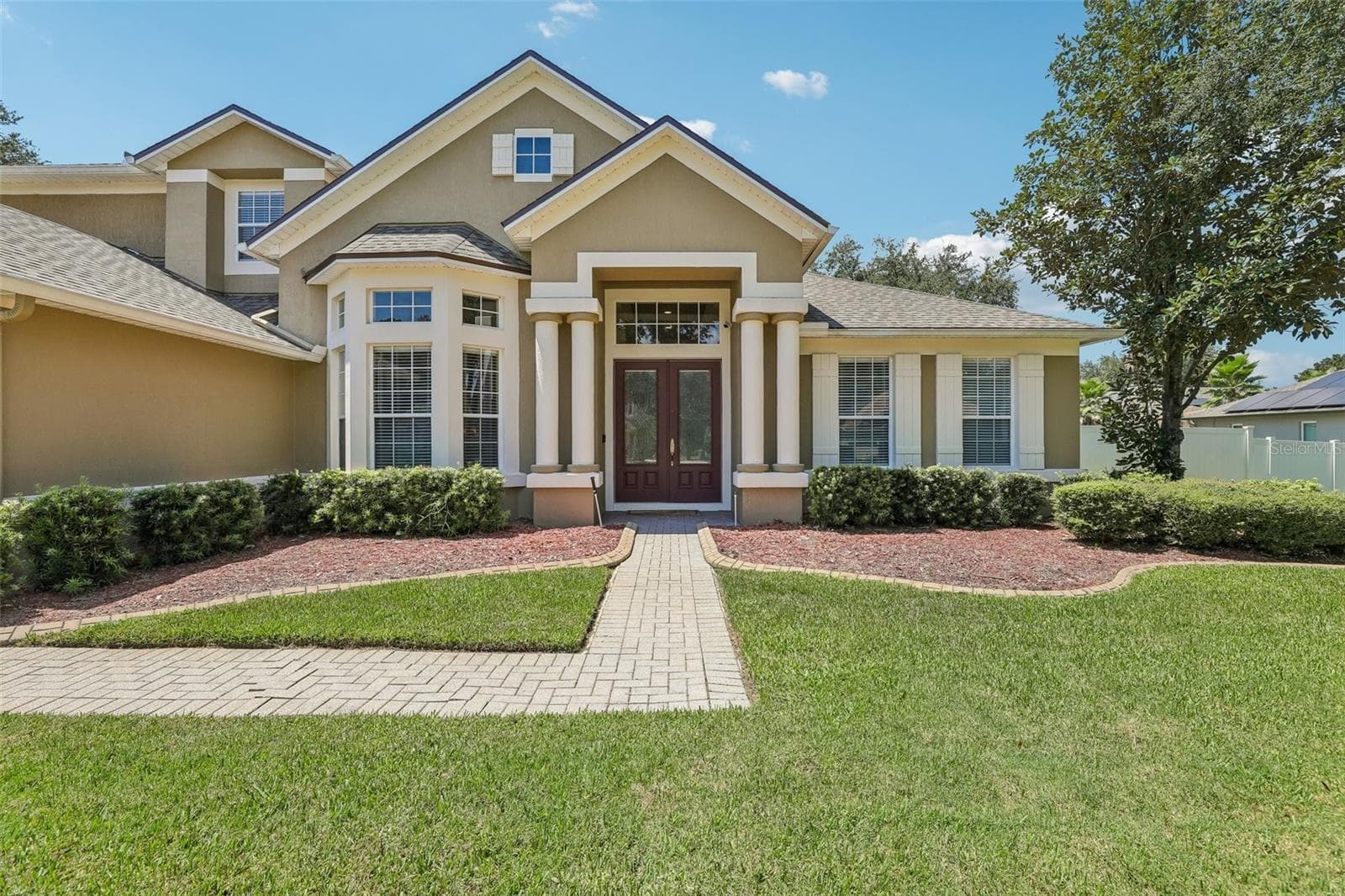 Manicured front entry. - 2431 PONKAN SUMMIT DR, APOPKA