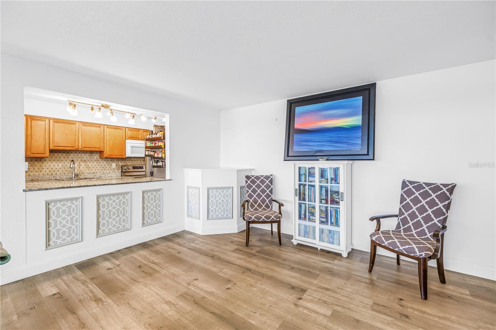 Open kitchen with space for formal dining - 7200 SUNSHINE SKYWAY LN S #8B, ST PETERSBURG
