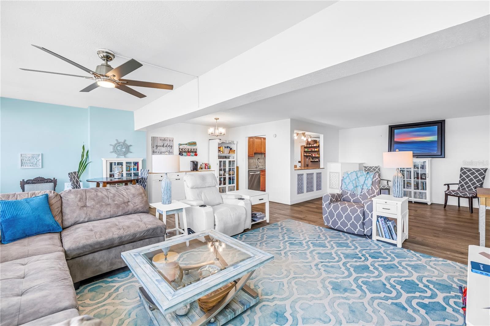 Open living space - 7200 SUNSHINE SKYWAY LN S #8B, ST PETERSBURG