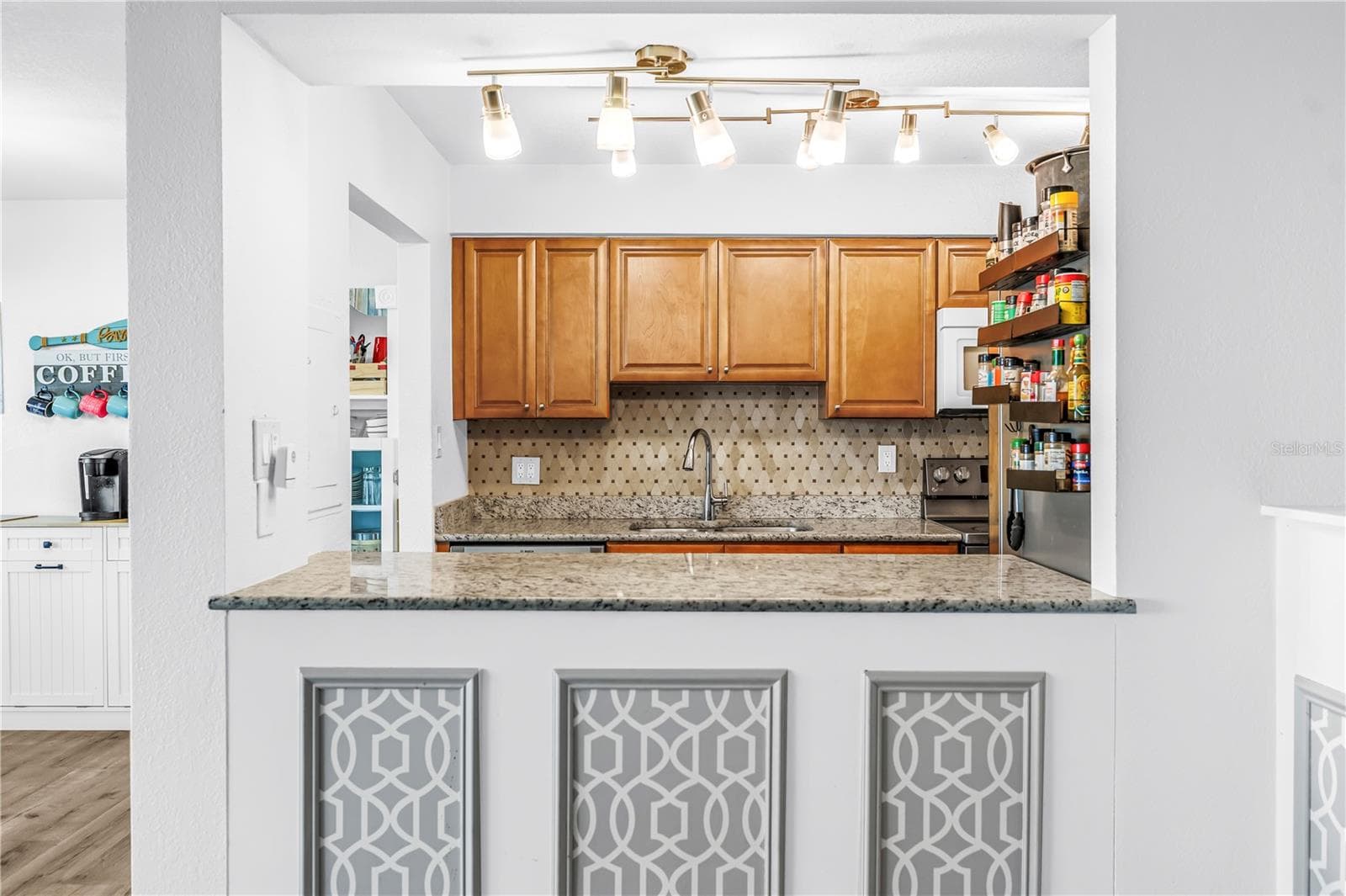 Open kitchen - 7200 SUNSHINE SKYWAY LN S #8B, ST PETERSBURG