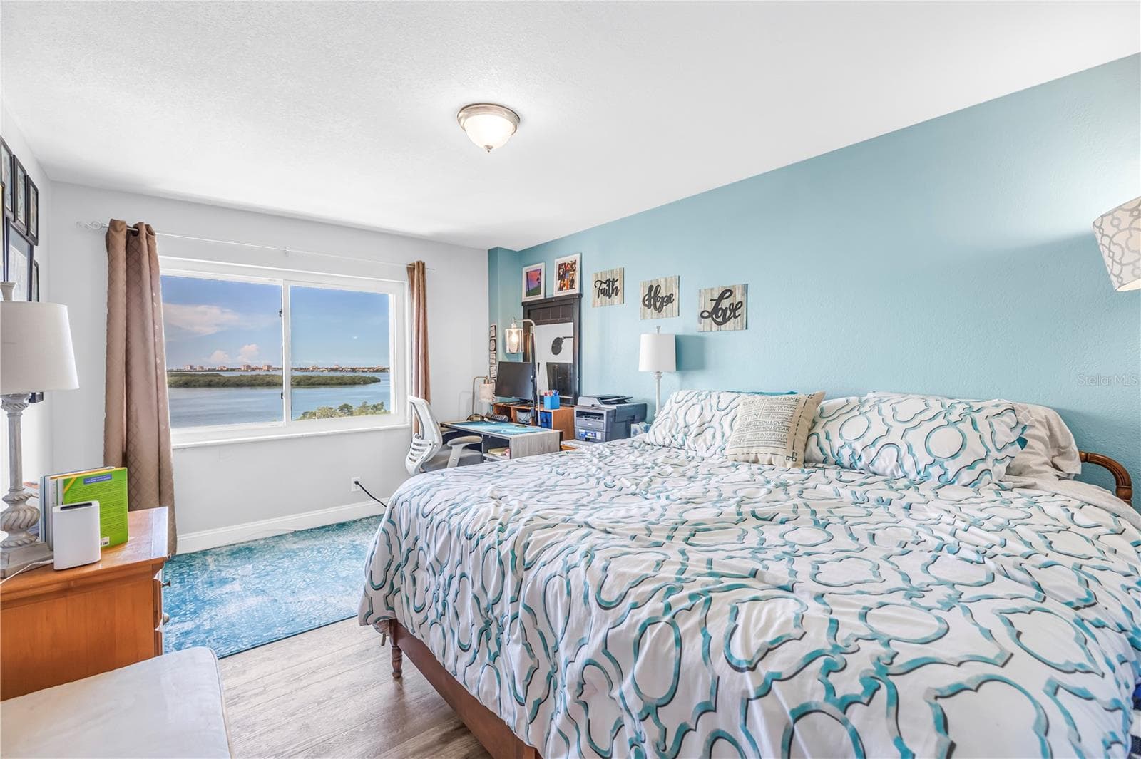 Guest bedroom with walk-in closet - 7200 SUNSHINE SKYWAY LN S #8B, ST PETERSBURG