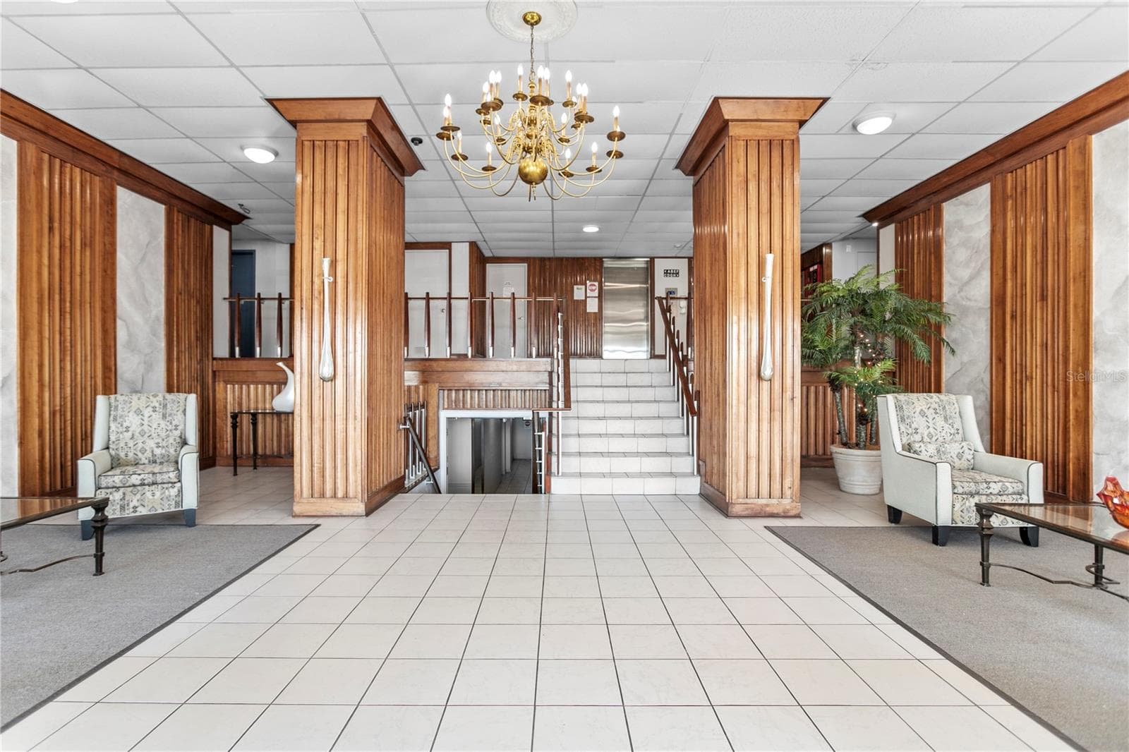 Formal foyer entry - 7200 SUNSHINE SKYWAY LN S #8B, ST PETERSBURG