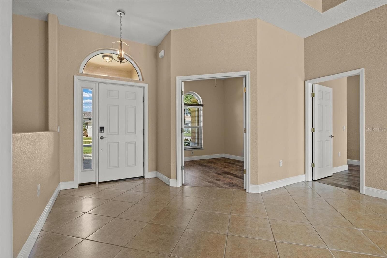 Single Family Residence at 203 LAKE VICTORIA CT, ENGLEWOOD, photo 8 of 79