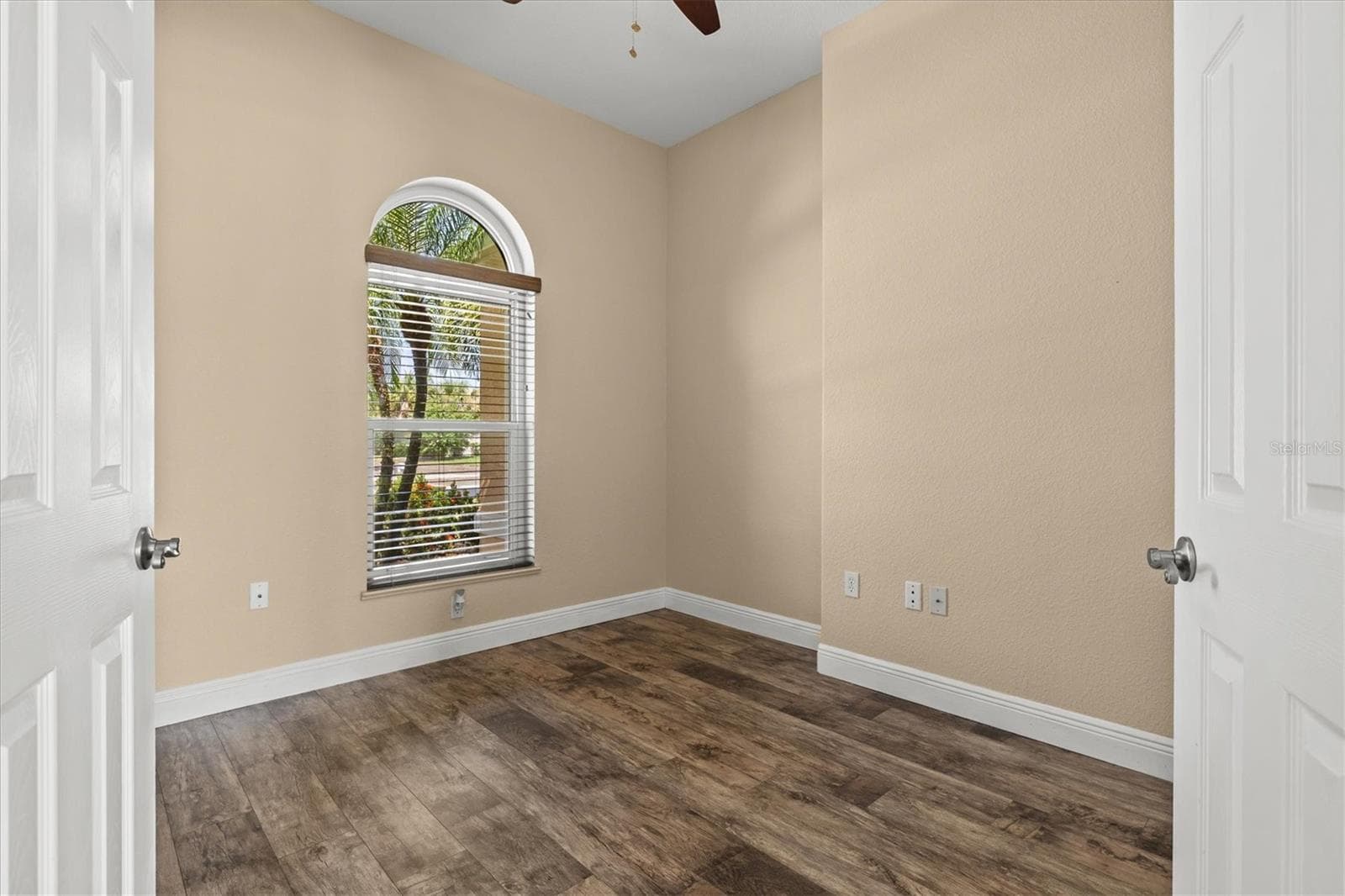 Single Family Residence at 203 LAKE VICTORIA CT, ENGLEWOOD, photo 9 of 79