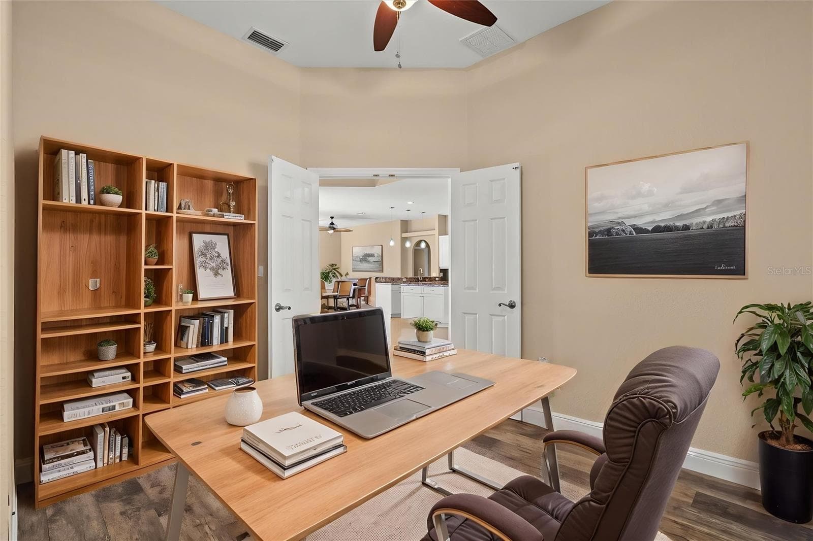 Single Family Residence at 203 LAKE VICTORIA CT, ENGLEWOOD, photo 10 of 79