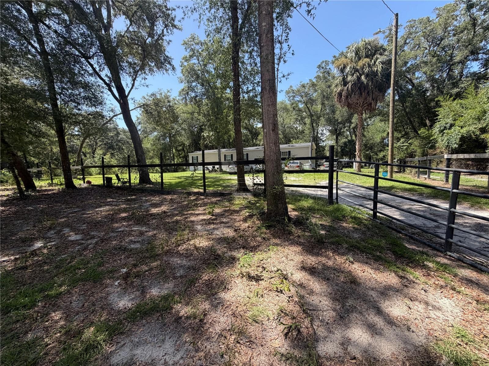 Manufactured Home at 10685 SW 156TH PL, DUNNELLON, photo 3 of 39