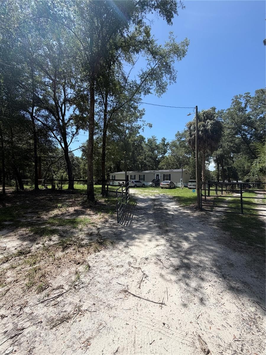 Manufactured Home at 10685 SW 156TH PL, DUNNELLON, photo 4 of 39