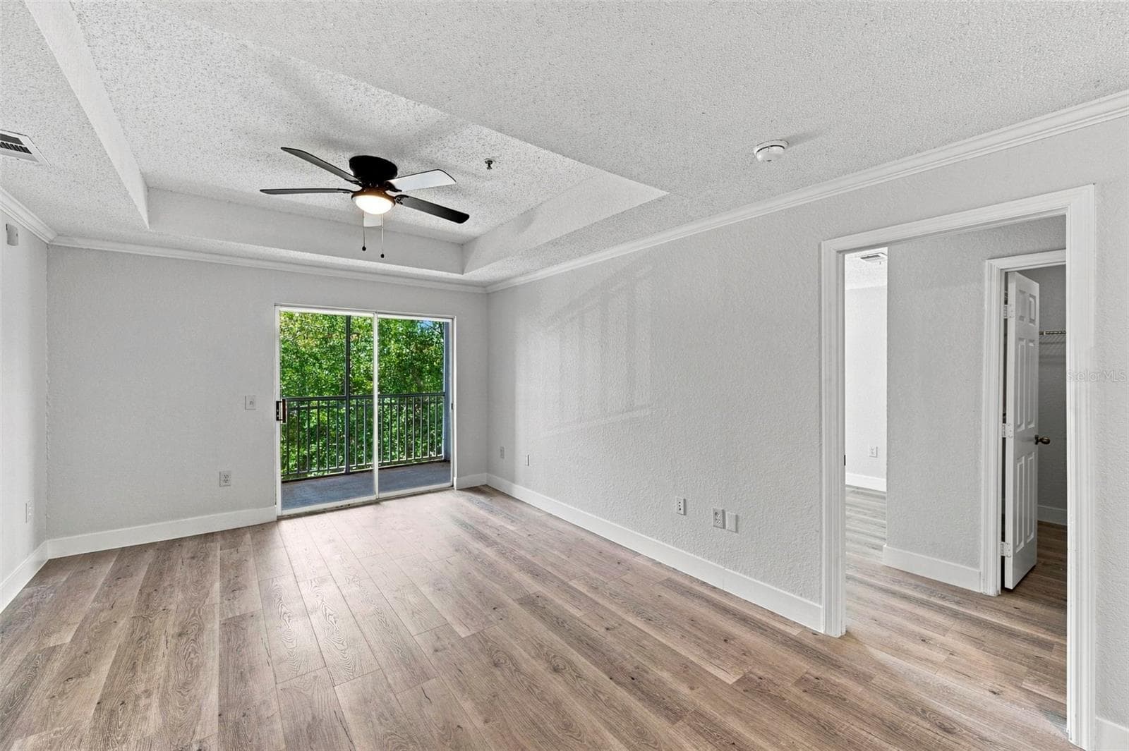 Family room and screened in balcony - 18001 RICHMOND PLACE DR #136, TAMPA
