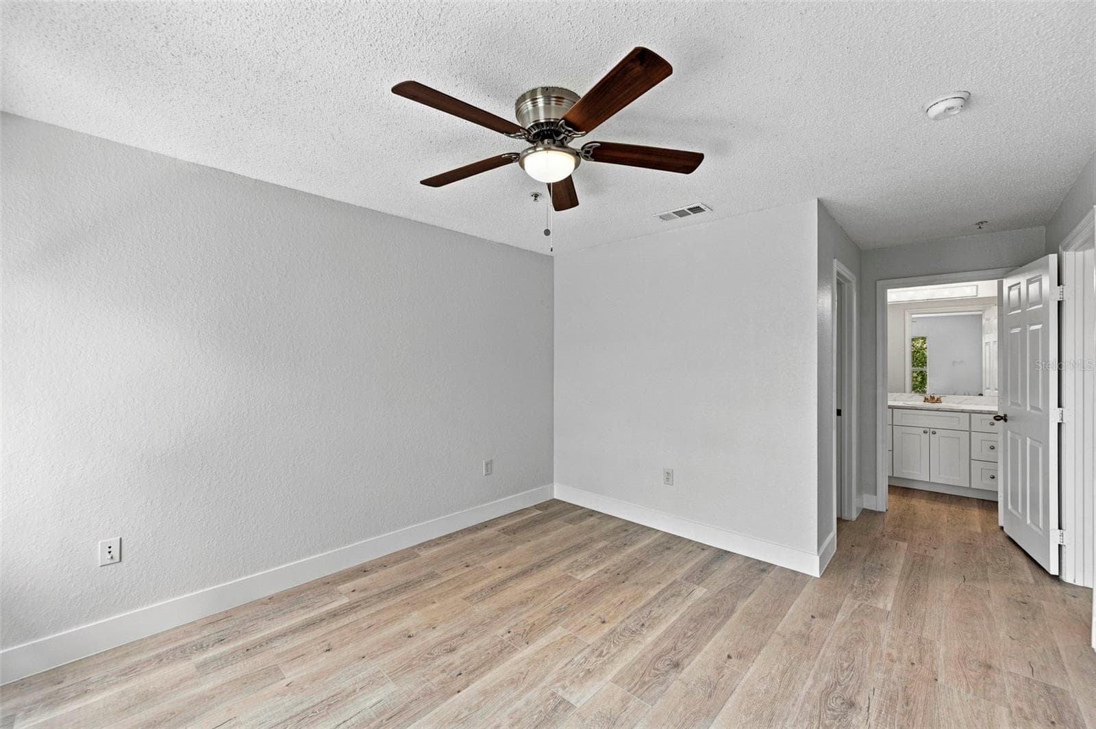 Bedroom 1 ensuite full bath - 18001 RICHMOND PLACE DR #136, TAMPA
