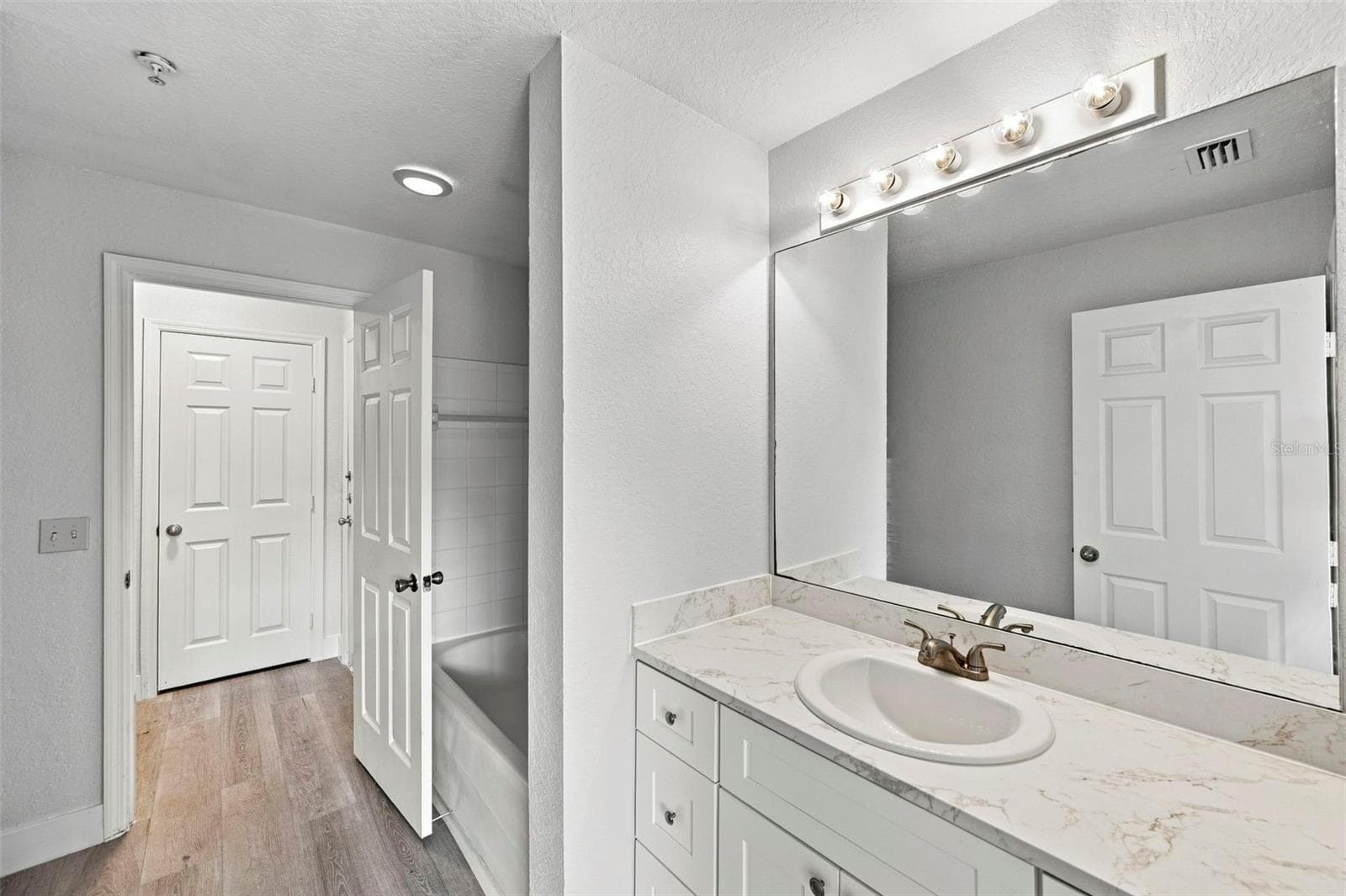 Bedroom 2 ensuite full bath - 18001 RICHMOND PLACE DR #136, TAMPA