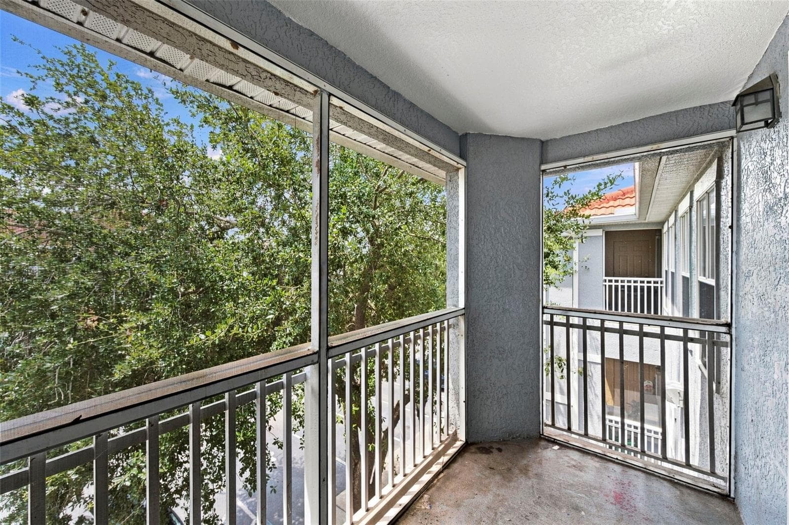 Balcony screened in - 18001 RICHMOND PLACE DR #136, TAMPA