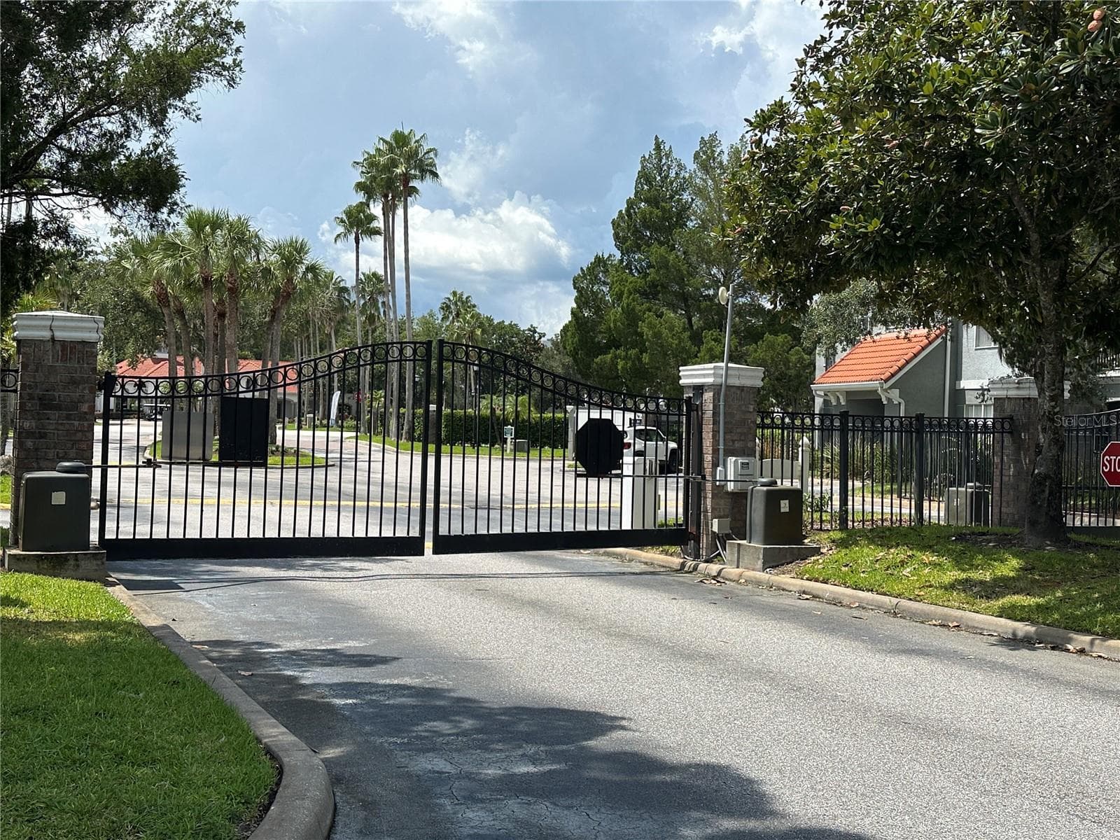 Gated community in New Tampa - 18001 RICHMOND PLACE DR #136, TAMPA