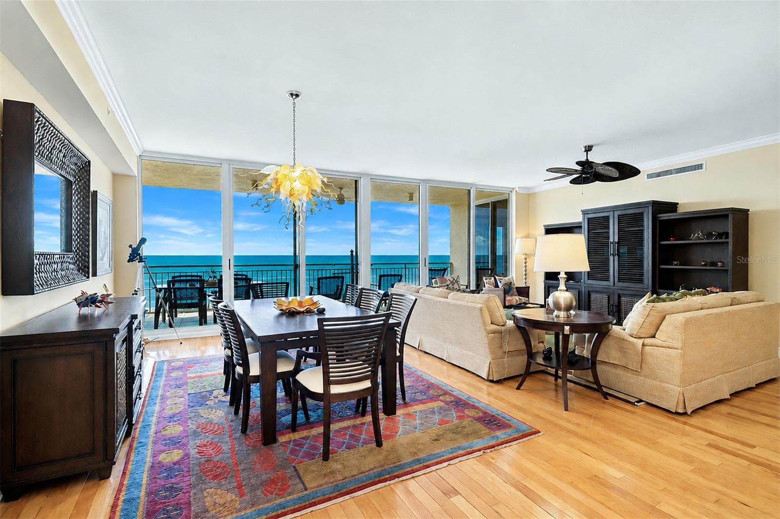 .... Living Room 25' x 25'.... 9'4" Ceiling Heights.... Crowm Molding .... Gulf Front. - 15208 GULF BLVD #404, MADEIRA BEACH