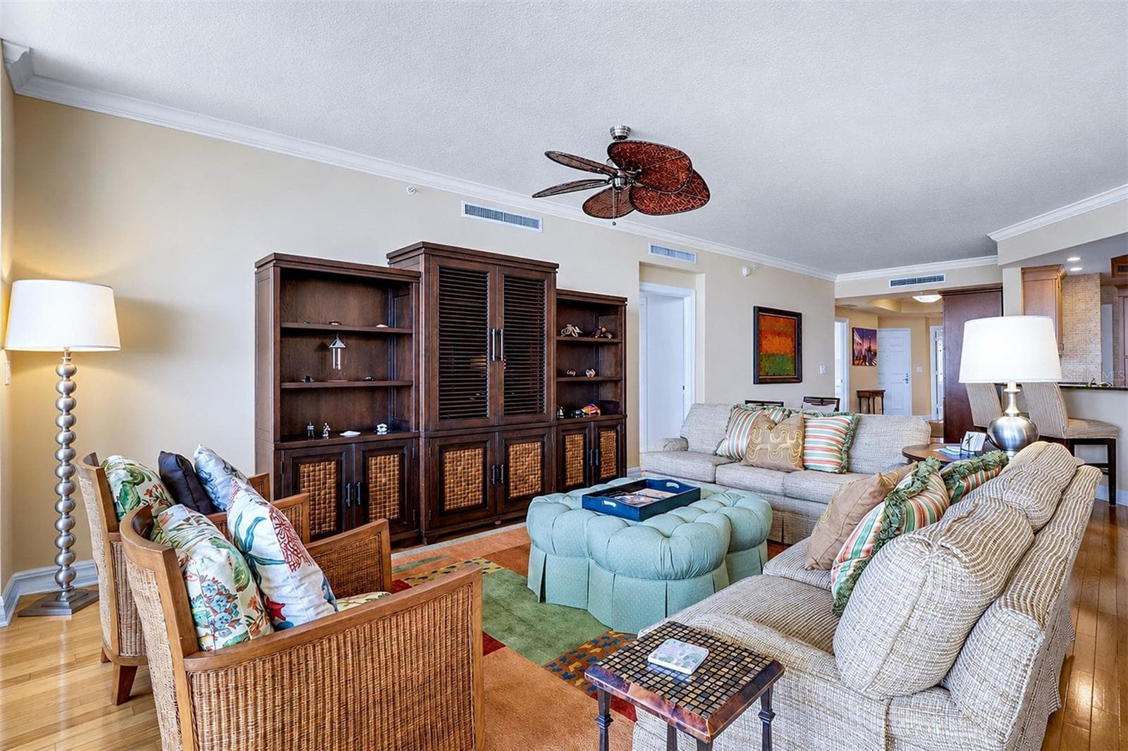 ... Great Room Lounging Areas........ Living Room 25' x 25'....... 9'4" Ceiling Heights.... Crown Molding .... Gulf Front - 15208 GULF BLVD #404, MADEIRA BEACH