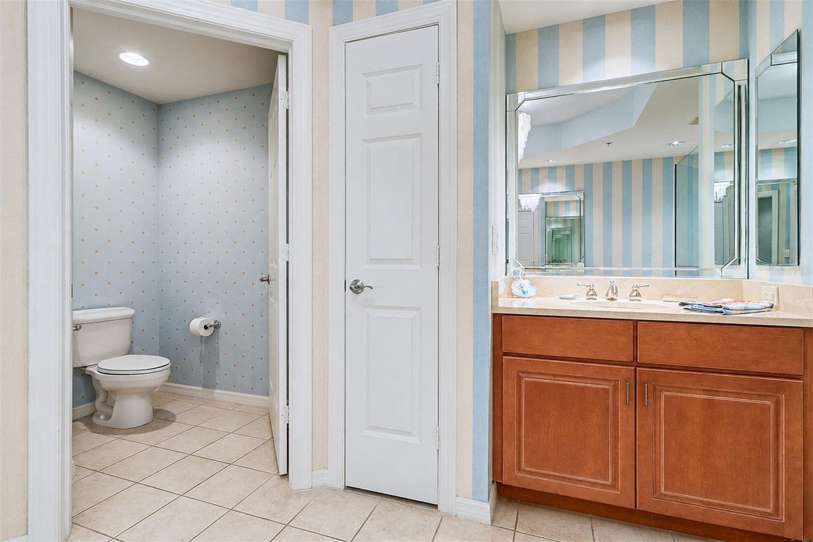 ... Primary / Master Bathroom.. 13.2 X 12.3... Double Vanities .... Soaking Tub .... Walk In Shower W/ Bench. NOTE: Privacy Room & Extra Linen Closet on Left.. - 15208 GULF BLVD #404, MADEIRA BEACH