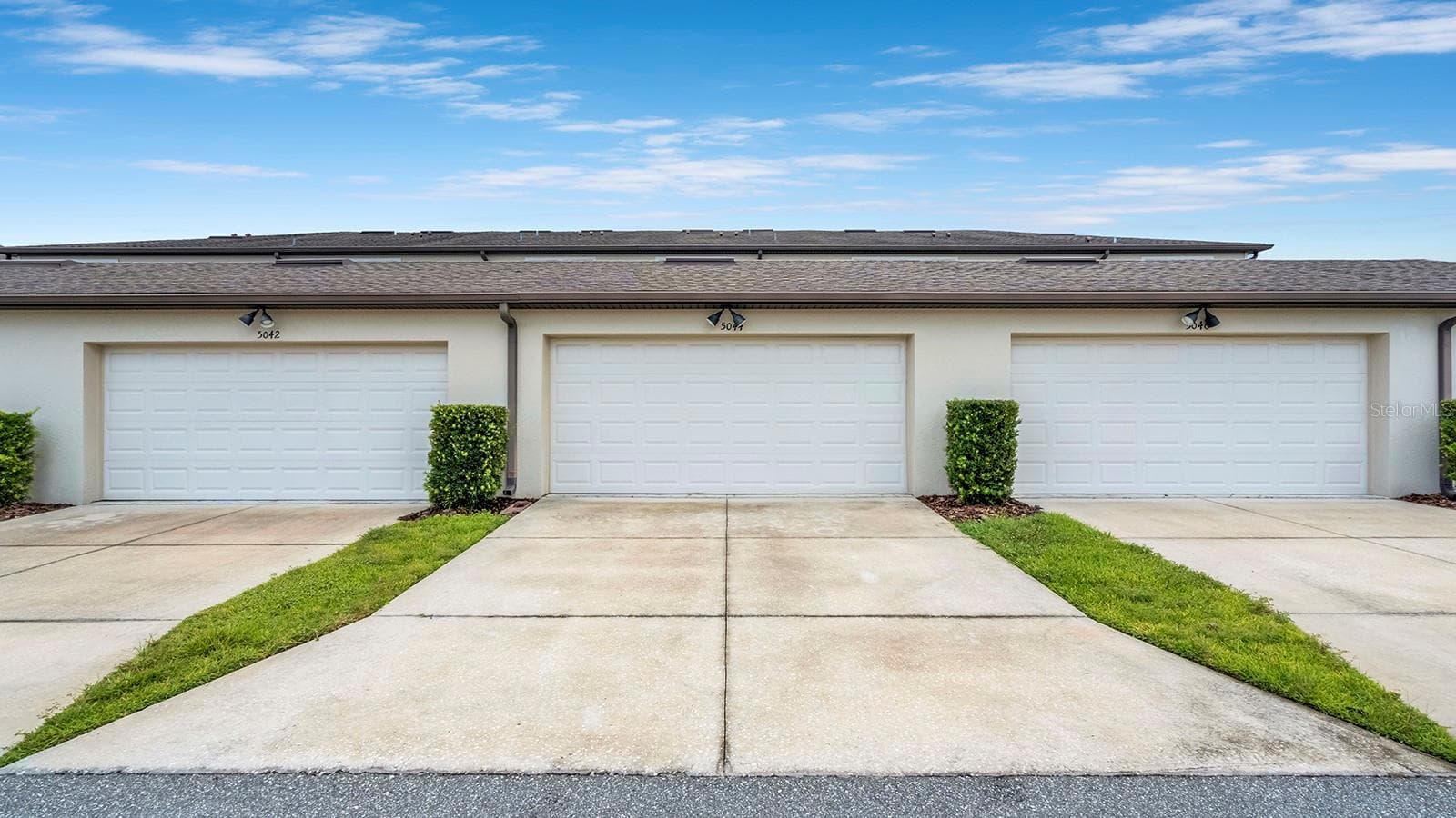 rear entry 2 car garage - 5044 WALKER ST, ST CLOUD