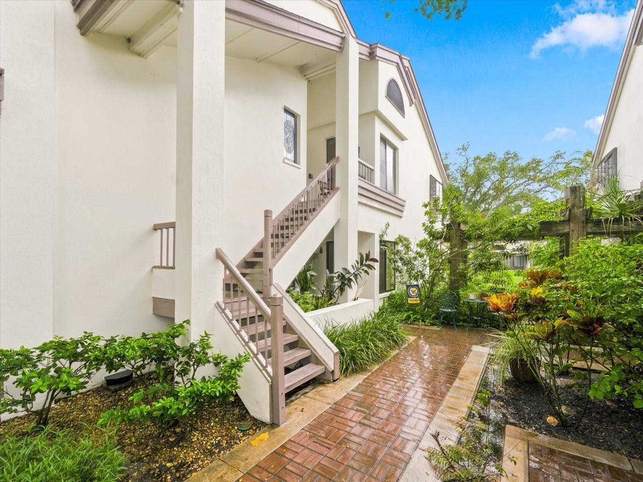 Courtyard & Entry Stairs - 1816 LAKE CYPRESS DR #1816, SAFETY HARBOR