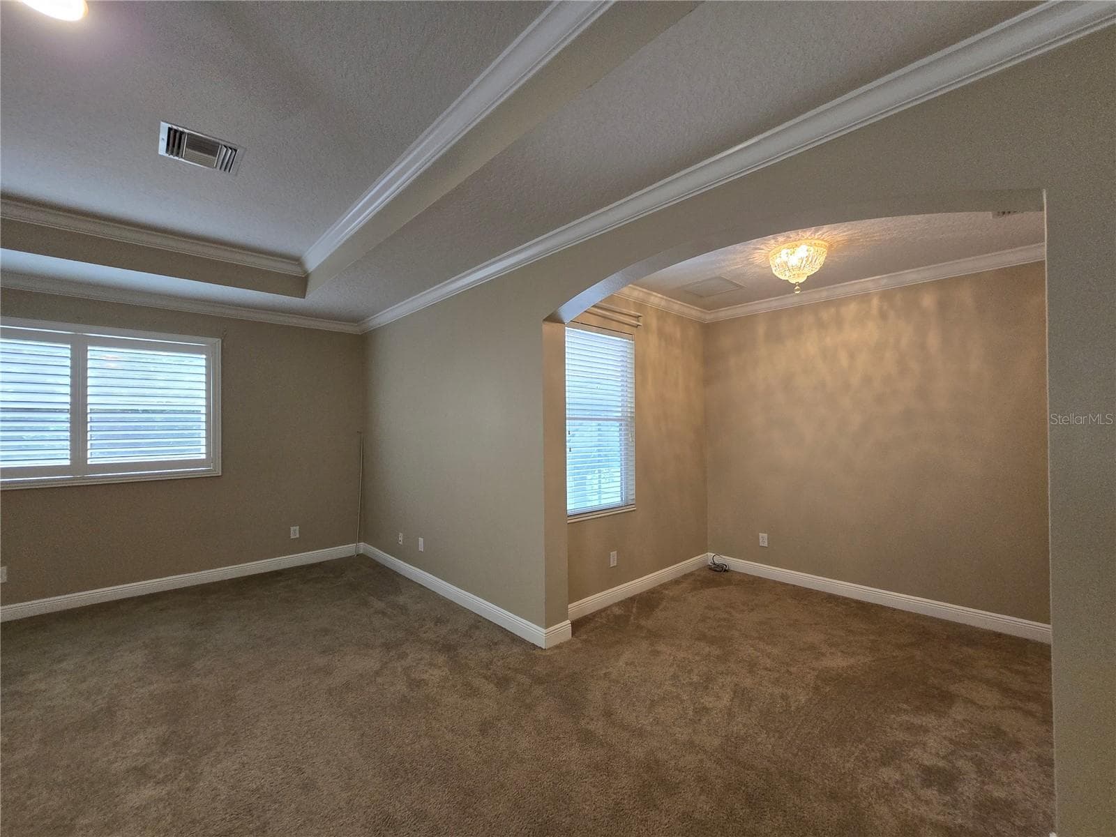 Double door entry to primary suite (24 x 16), tray ceiling, plantation shutters, flex space and ensuite bath. - 3405 HEIRLOOM ROSE PL, OVIEDO