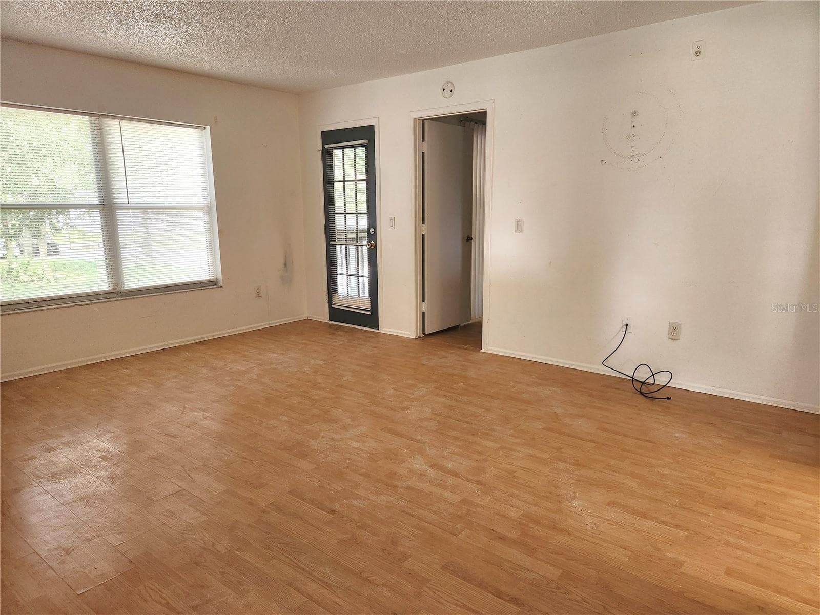 Living Room to Porch - 8215 FAIRWAYS CIR #G202, OCALA