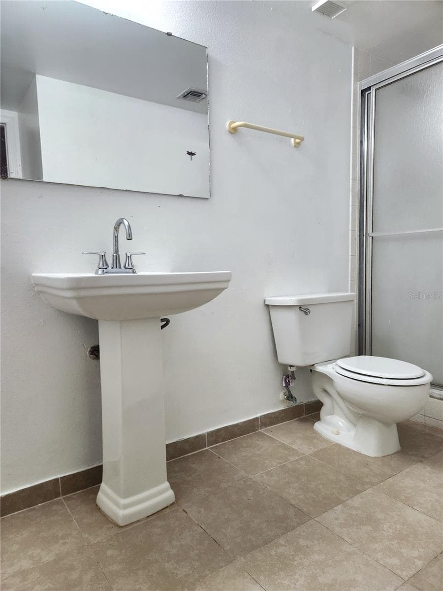 Primary Bathroom - 8215 FAIRWAYS CIR #G202, OCALA