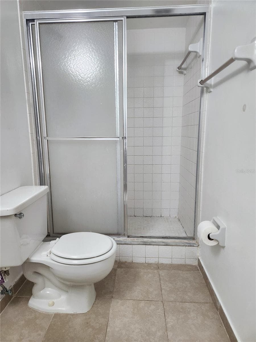 Tiled Step-in Shower - 8215 FAIRWAYS CIR #G202, OCALA