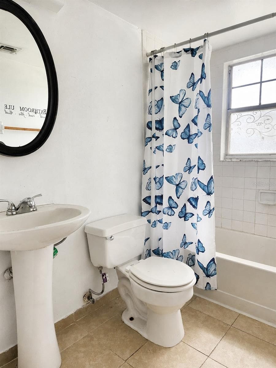 Guest Bathroom - 8215 FAIRWAYS CIR #G202, OCALA