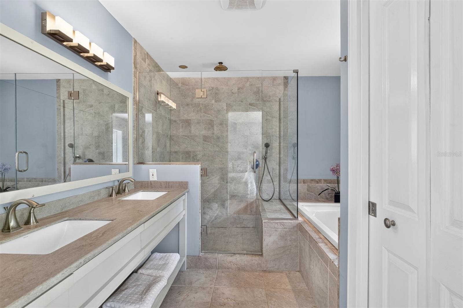 Primary Bath w/spa tub, dual sinks, walk-in shower, private water closet - 11101 NW 12TH PL, GAINESVILLE