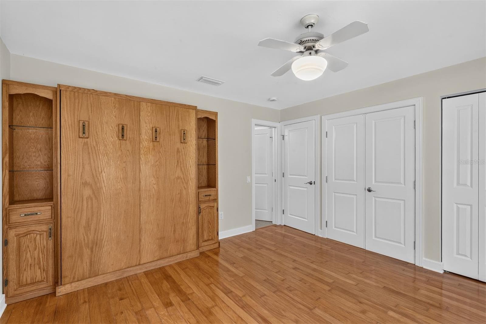 NW Bedroom w/Murphy Bed & private access to hall bath & - 11101 NW 12TH PL, GAINESVILLE