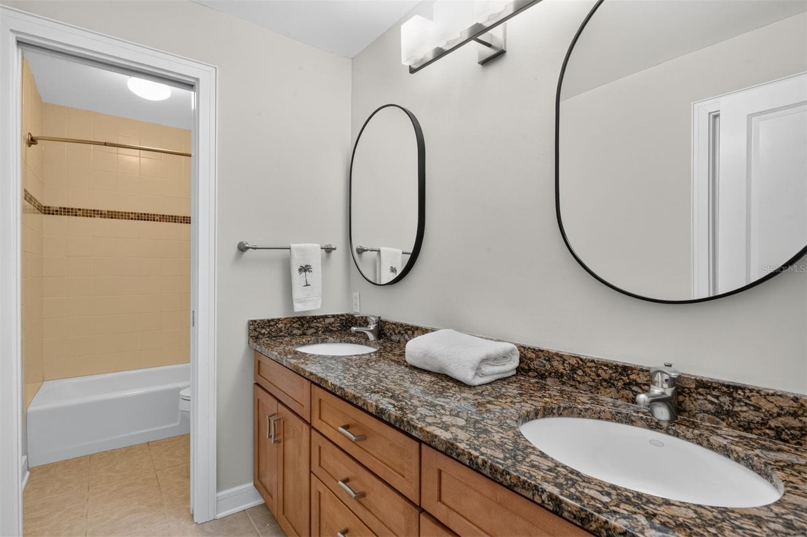 Hall Bath w/private tub/shower & private water closet - 11101 NW 12TH PL, GAINESVILLE