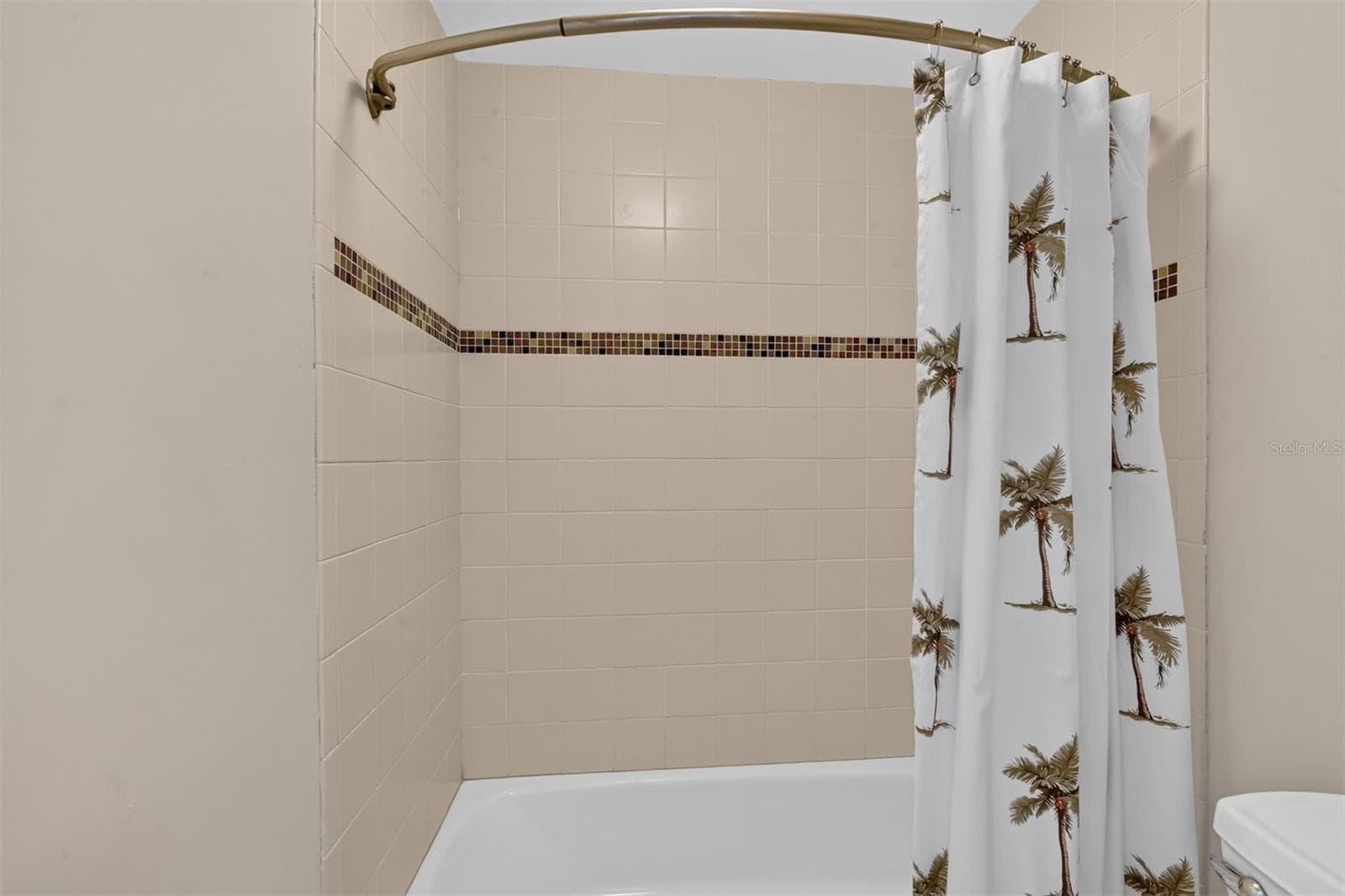 Hall Bath - 11101 NW 12TH PL, GAINESVILLE
