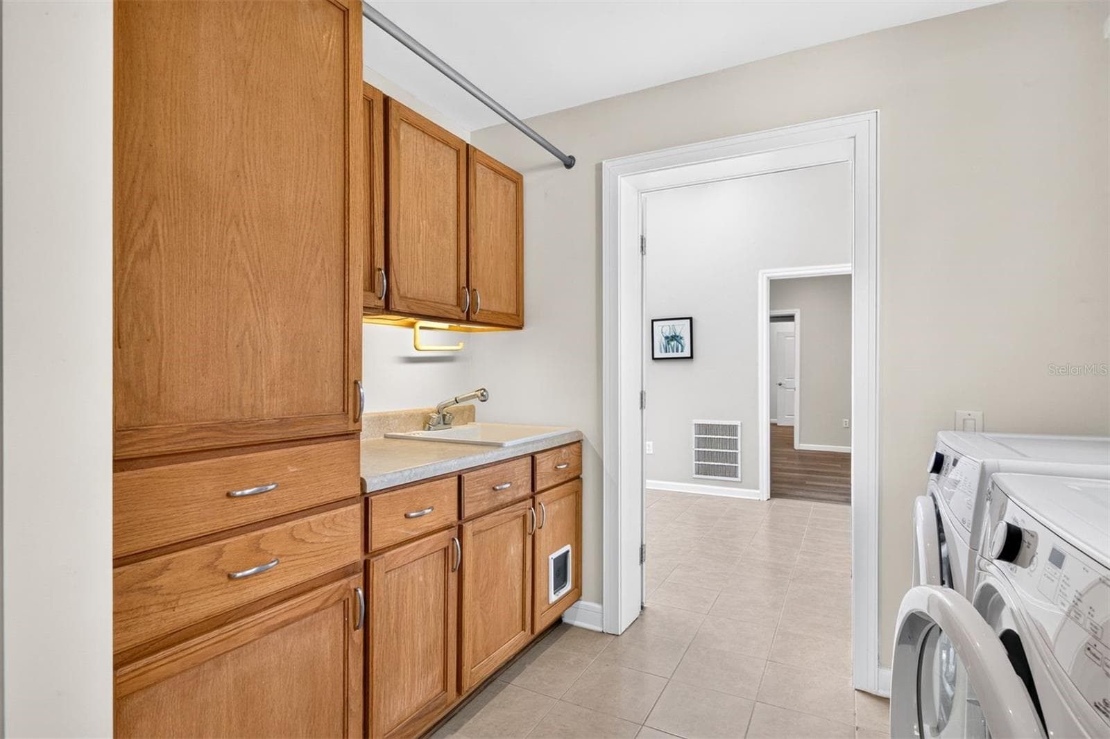 Main House Laundry w/Loads of storage & sink in Laundry Room - 11101 NW 12TH PL, GAINESVILLE
