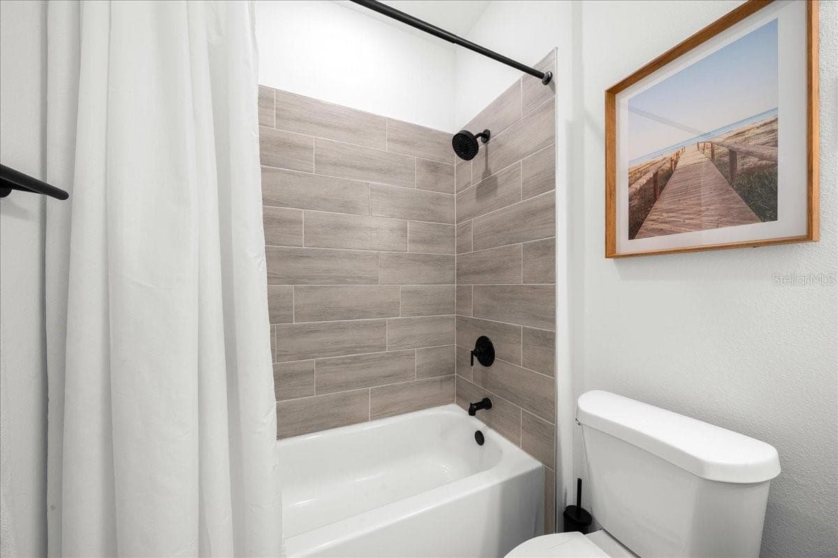 Tub/ Shower in Guest Bathroom - 16373 SW 48TH CIR, OCALA