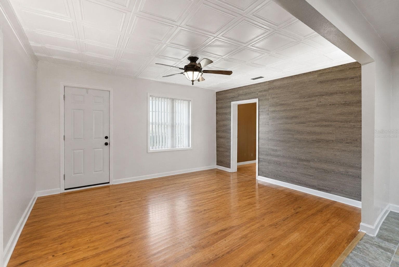 Virtually Staged, personal items removed - 8709 EL PORTAL DR, TAMPA