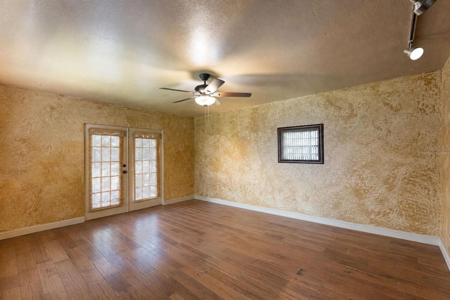 Virtually Staged, personal items removed - 8709 EL PORTAL DR, TAMPA