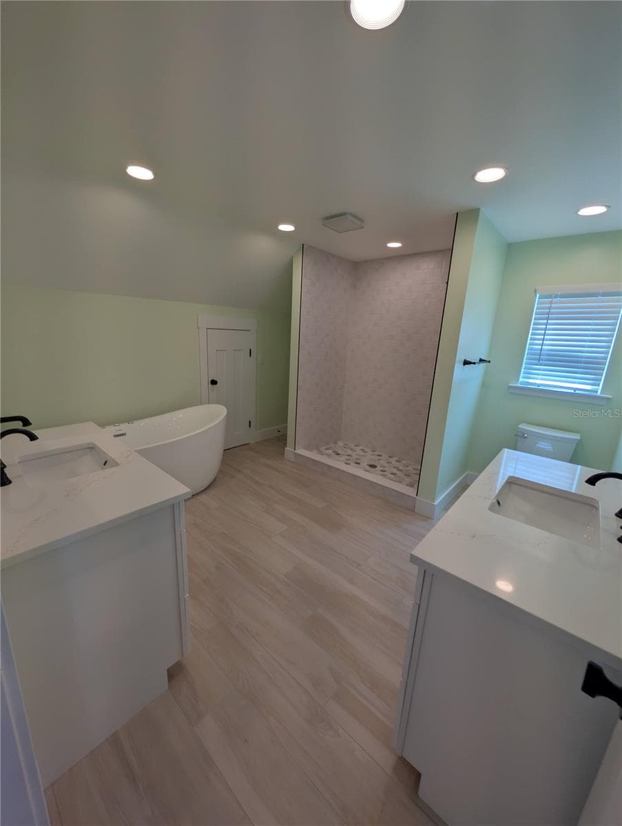 Main House...3rd floor bathroom - 414 JESSAMINE BLVD, DAYTONA BEACH