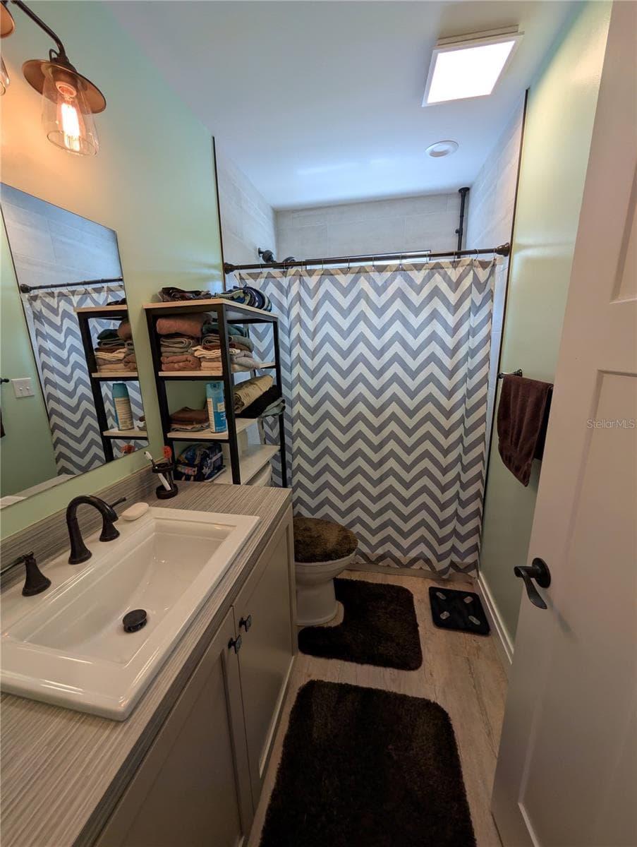 Apartment bathroom - 414 JESSAMINE BLVD, DAYTONA BEACH
