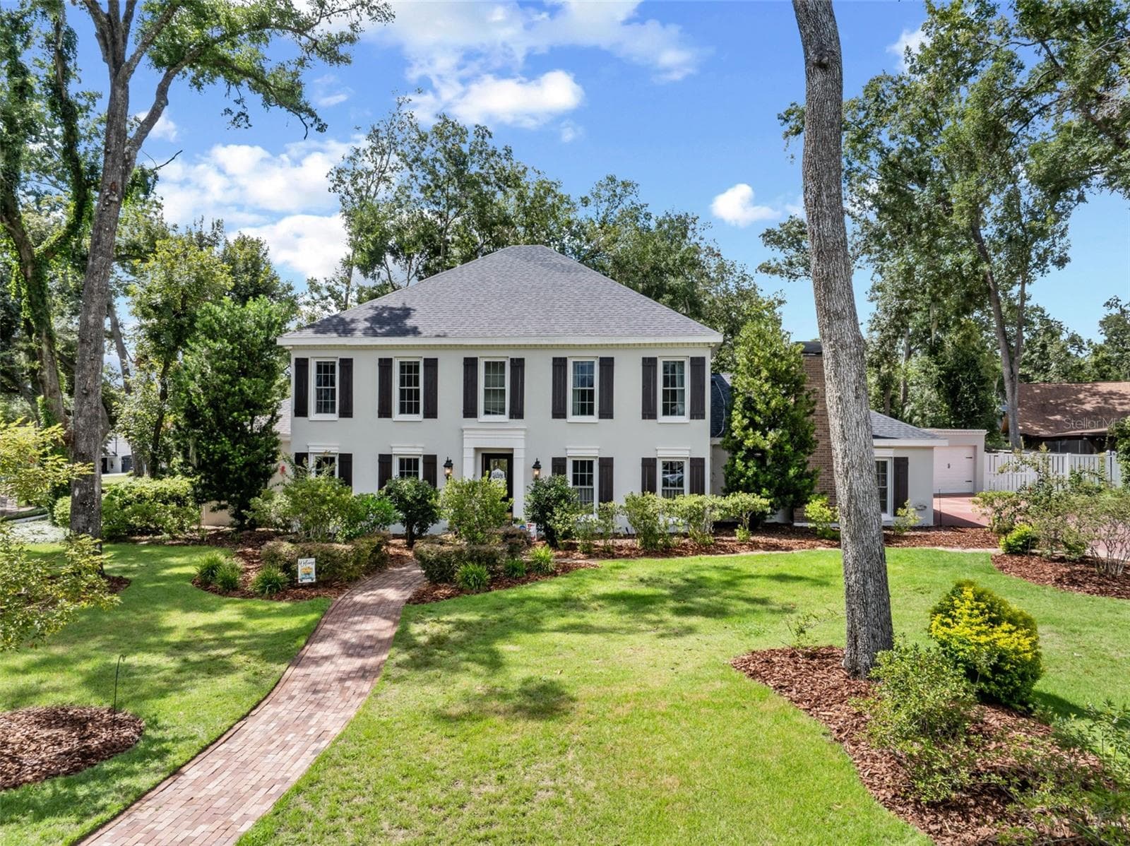 4/4.5 Home situated on a .63 acre corner lot and on a cul-de-sac. - 4603 DOGWOOD HILLS CT, BRANDON