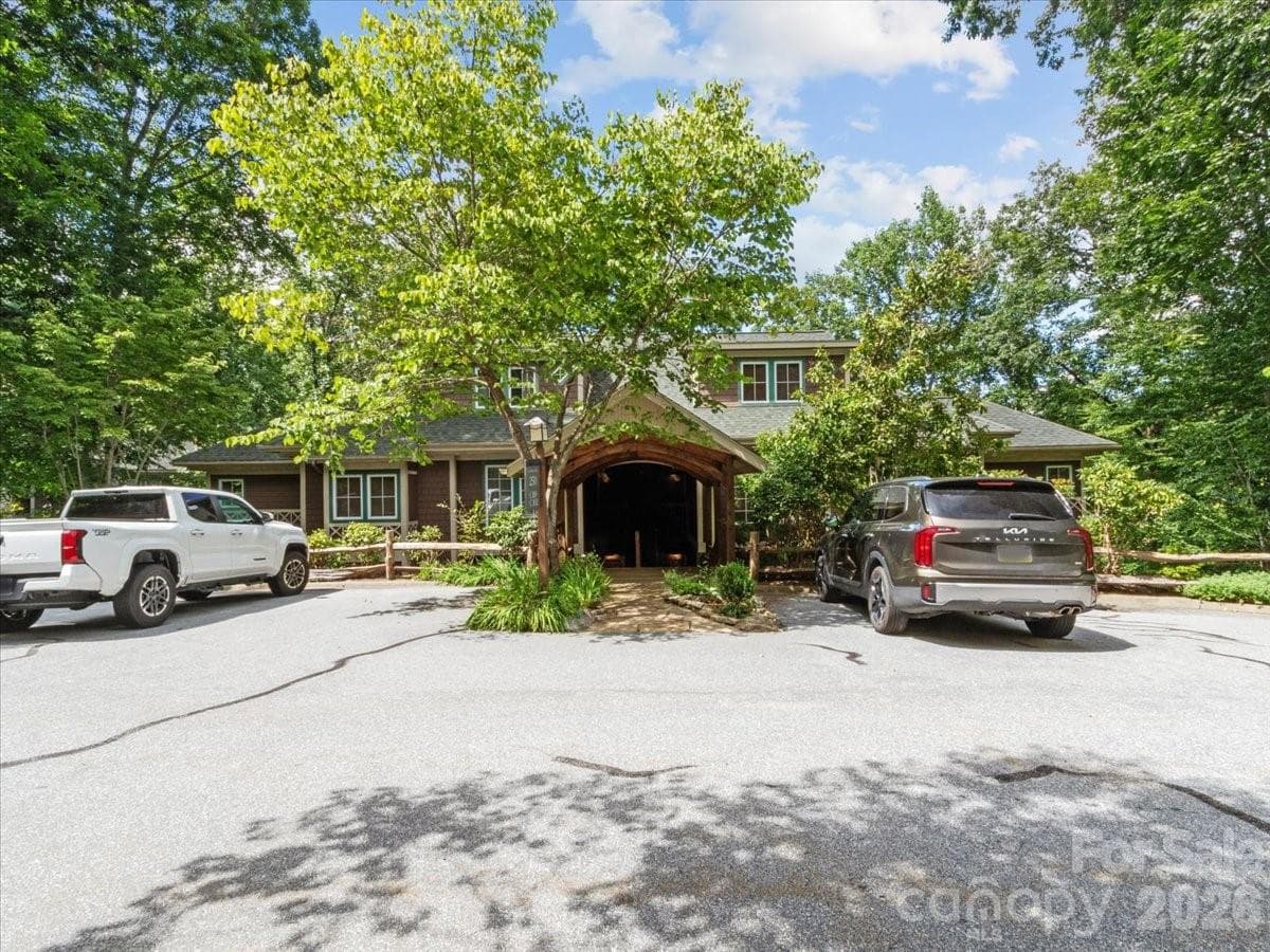 250 Creekside Way