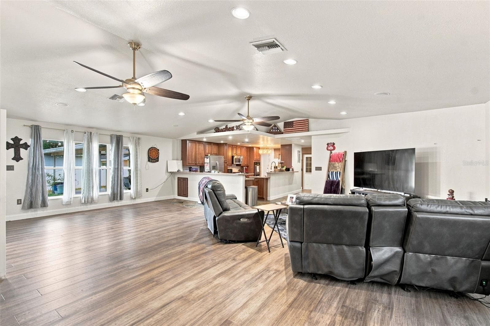 Living room - 2219 NEW JERSEY RD, LAKELAND