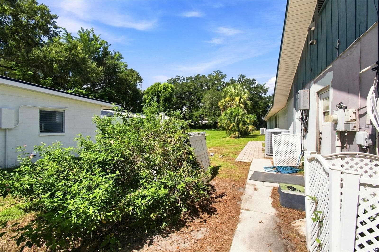 left side of home - 2219 NEW JERSEY RD, LAKELAND