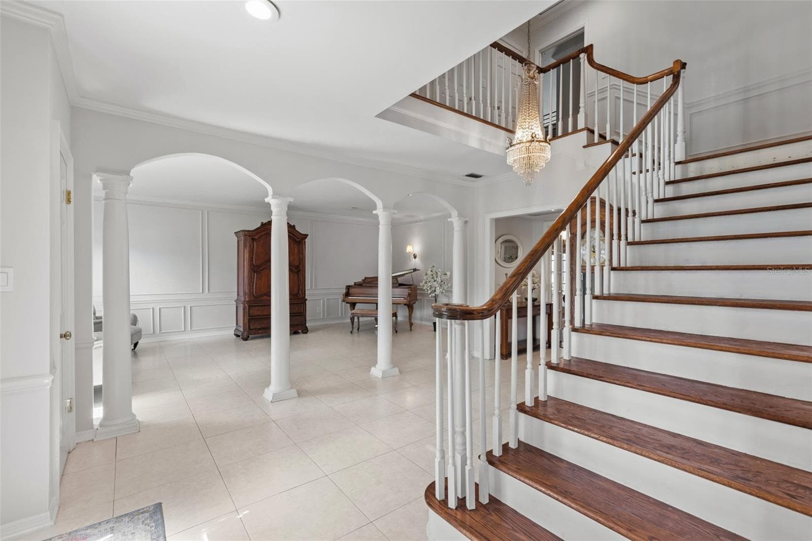 Grand staircase to the 2nd floor - 4603 DOGWOOD HILLS CT, BRANDON